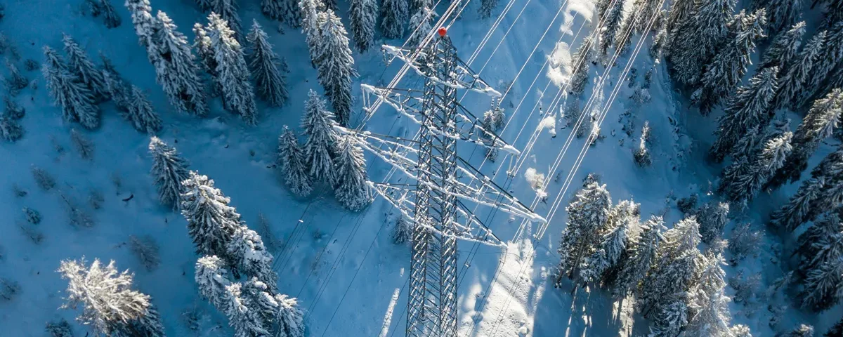 Manutenzione della rete elettrica durante l’inverno per garantire la continuità del servizio