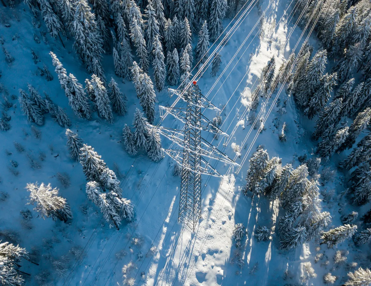 Manutenzione della rete elettrica durante l’inverno per garantire la continuità del servizio